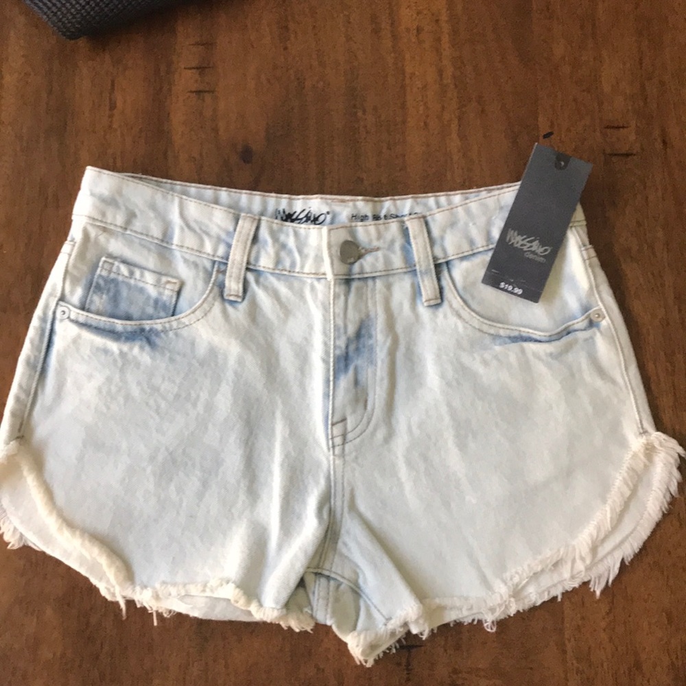 Super light acid wash denim jean shorts 💕